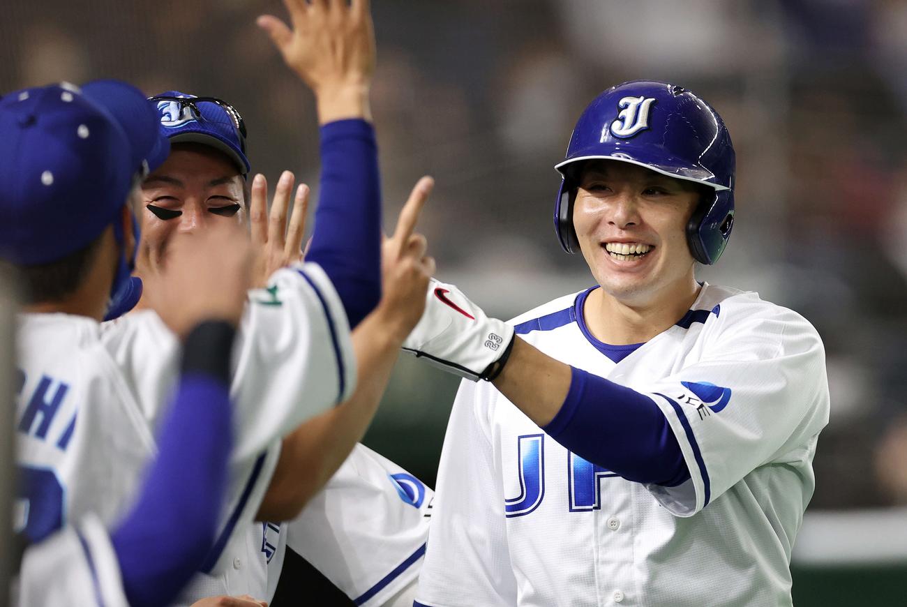 ＪＦＥ東日本対日本製鉄東海ＲＥＸ　１回表ＪＦＥ東日本１死一塁、平山快の適時二塁打で内藤が生還しベンチ前で喜ぶ（撮影・鈴木正人）