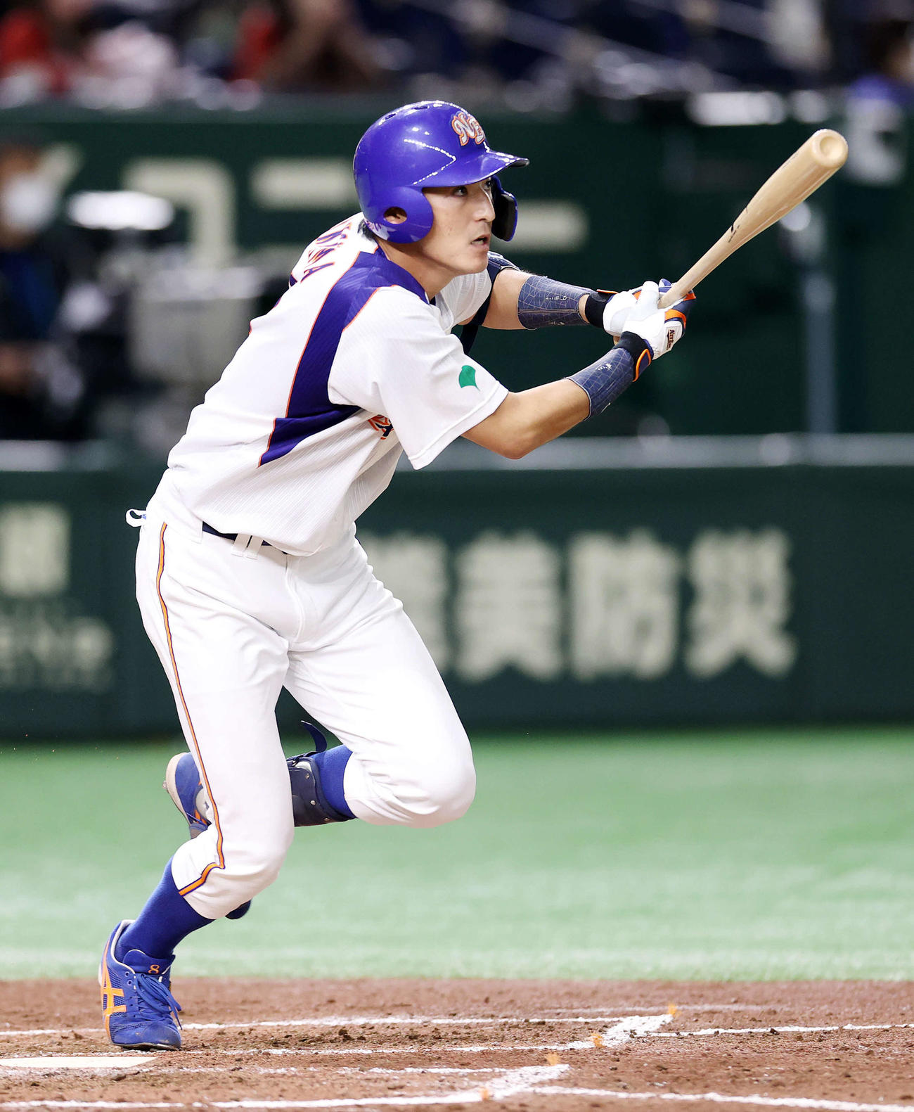 トヨタ自動車対NTT東日本　3回裏NTT東日本2死一、三塁、向山は右前適時打を放つ（撮影・鈴木正人）