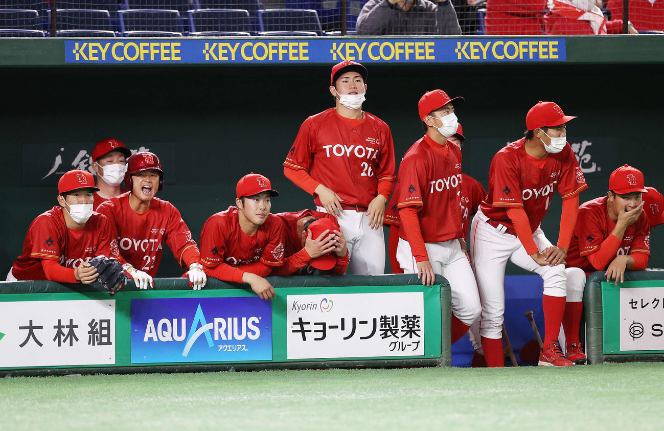 トヨタ自動車対NTT東日本　9回表、戦況を見つめるトヨタ自動車の選手たち（撮影・鈴木正人）