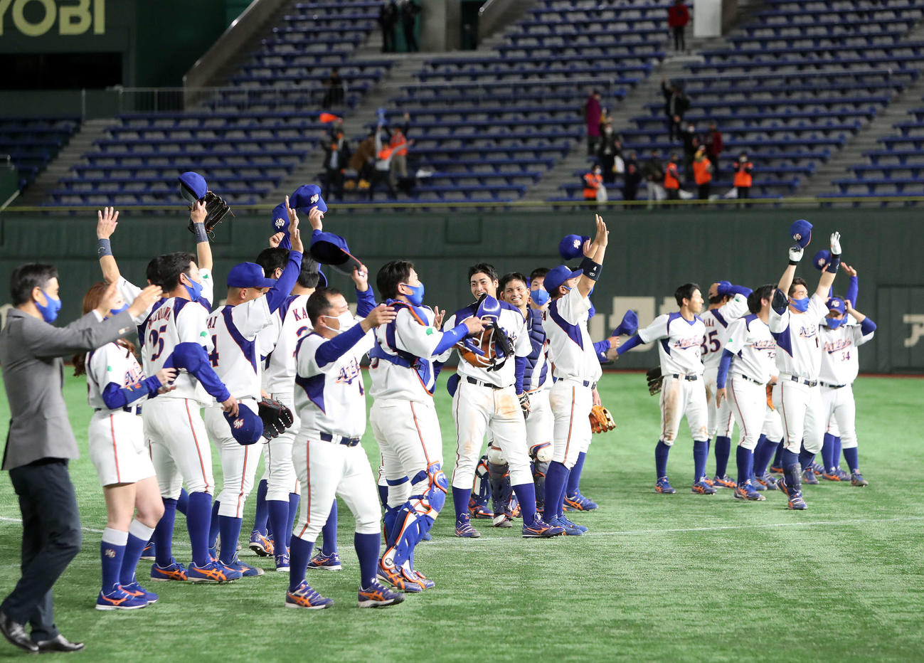 トヨタ自動車対NTT東日本　勝利し応援席にあいさつするNTT東日本の選手たち（撮影・鈴木正人）