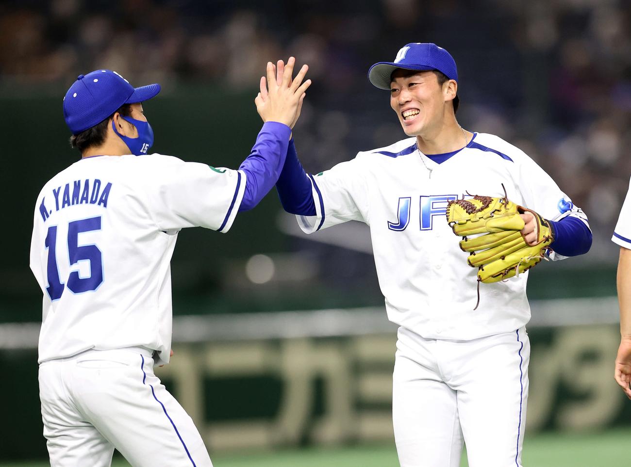 ＪＦＥ東日本対日本製鉄東海ＲＥＸ　勝利し山田啓（左）とタッチするＪＦＥ東日本・林（撮影・鈴木正人）