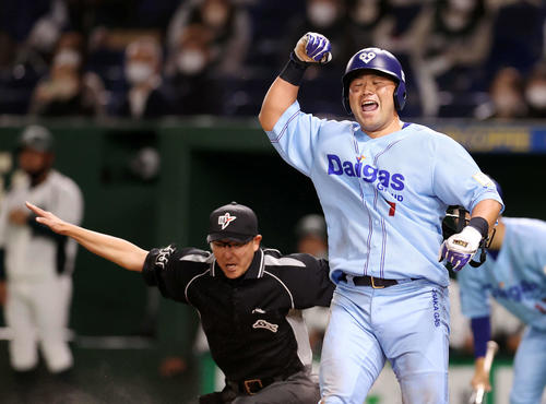 大阪ガス対伏木海陸運送　8回表大阪ガス1死一塁、三井の右越え適時二塁打で末包は生還しガッツポーズ（撮影・鈴木正人）