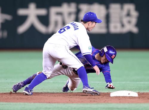 ＪＦＥ東日本対日本製鉄東海ＲＥＸ　６回裏日本製鉄東海ＲＥＸ２死一塁、宇都口が盗塁を試みるも二塁を越えてしまいタッチアウト。遊撃手は山田和（撮影・鈴木正人）