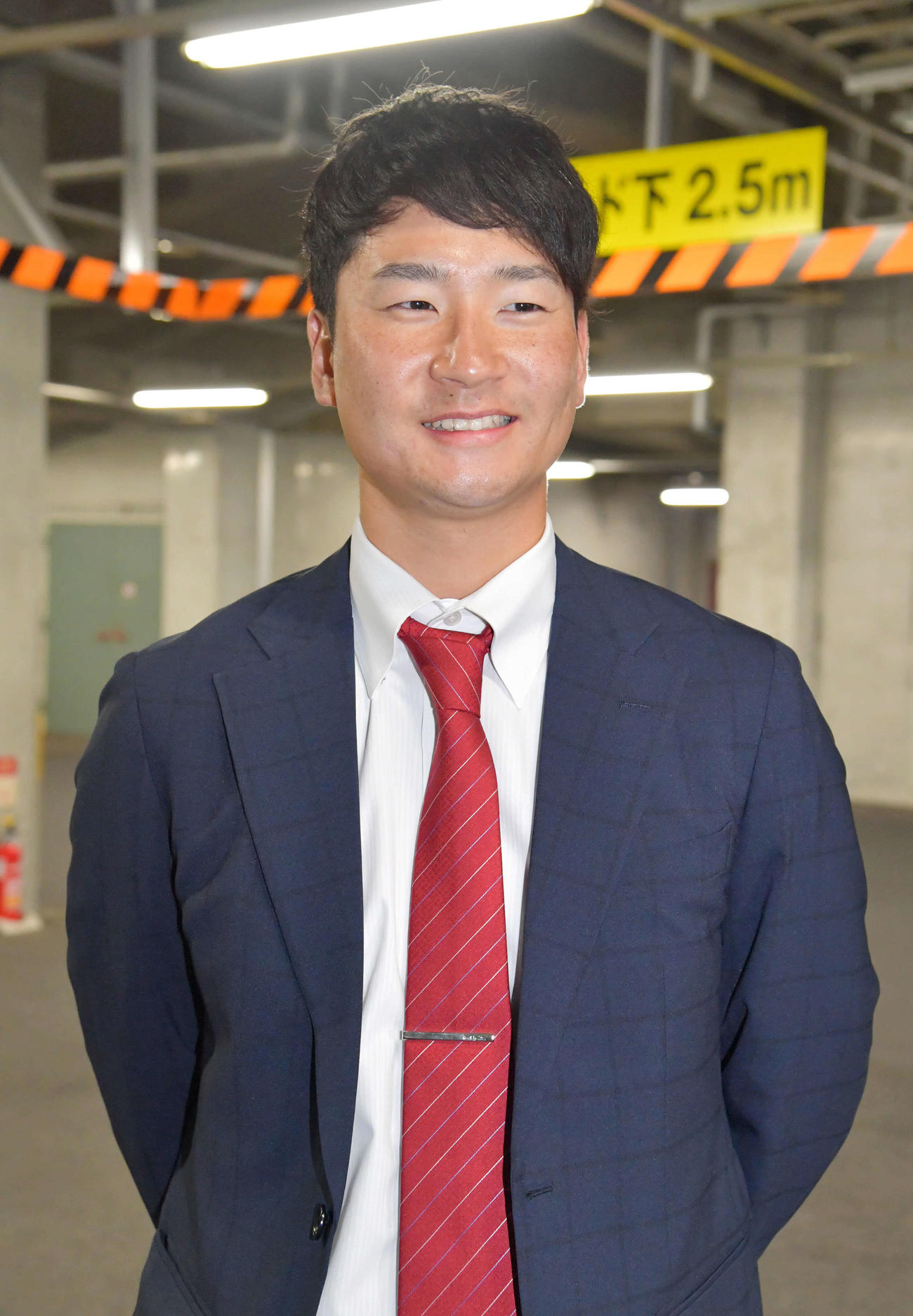 広島契約更改　笑顔で記者の質問に応じる島内
