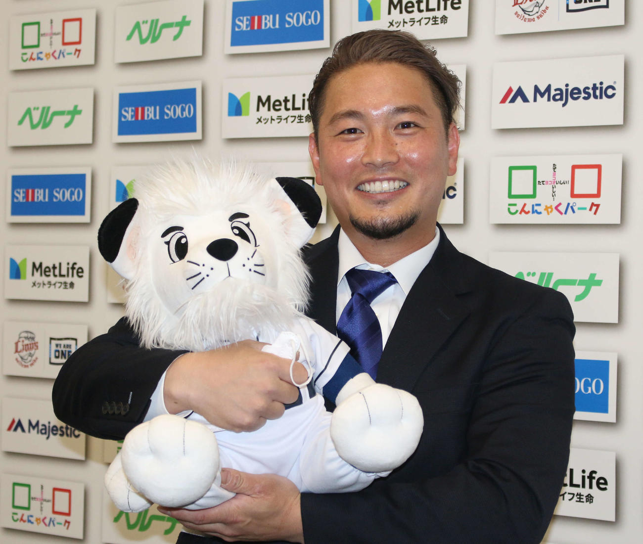 FA宣言して残留することを表明した西武岡田（撮影・木下大輔）