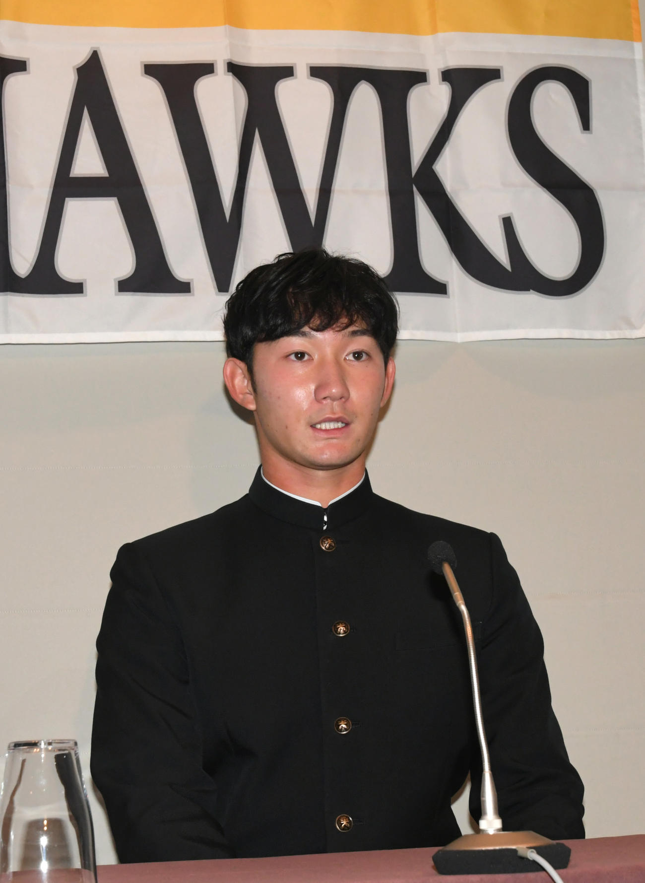 ソフトバンクからドラフト2位指名された慶大の正木智也は、仮契約をすませ会見した（撮影・酒井清司）