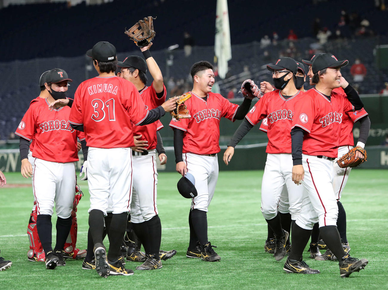 東邦ガス対三菱重工East　勝利し喜ぶ東邦ガス・松本（中央）と選手たち（撮影・鈴木正人）