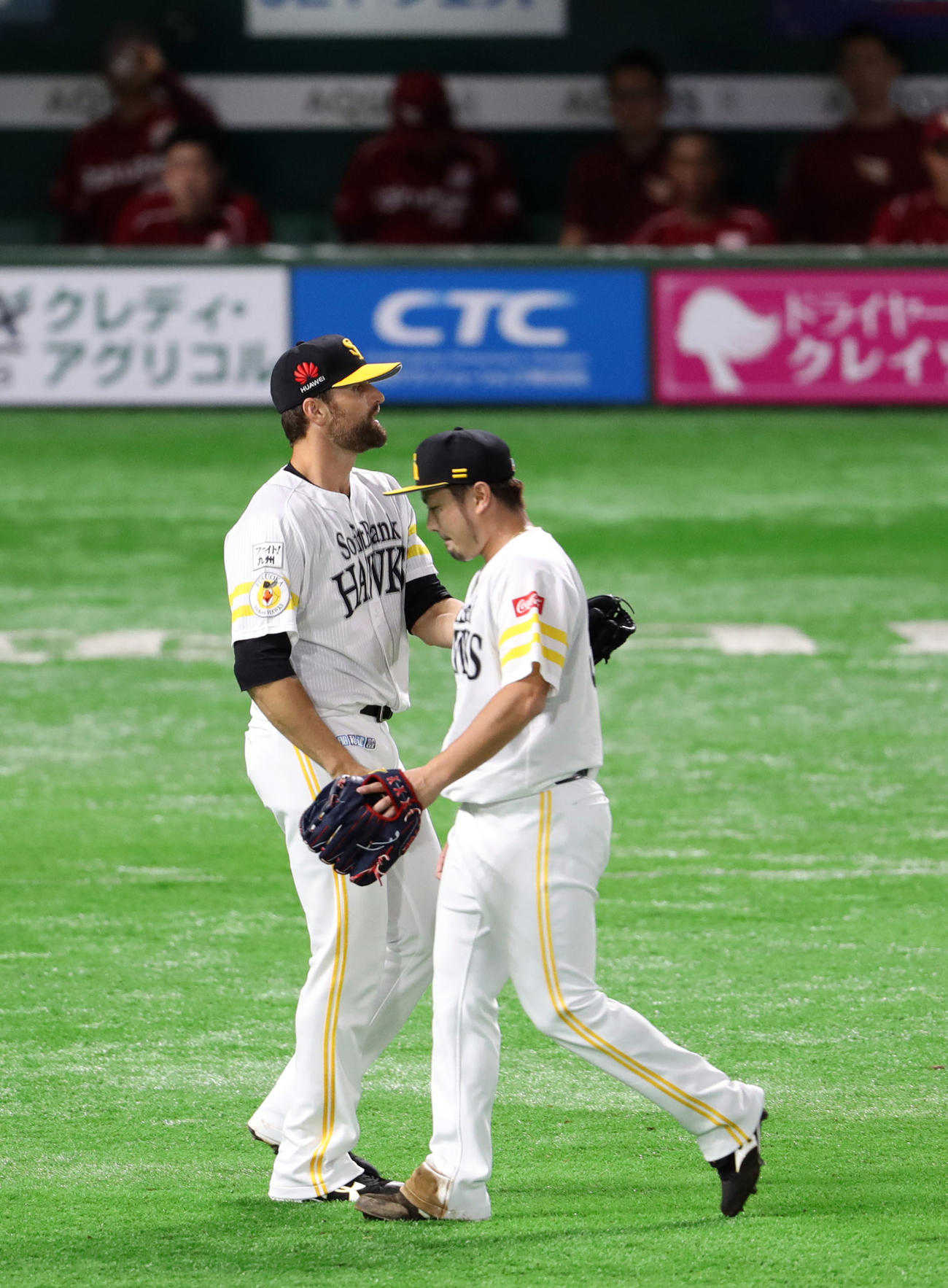 パ・リーグ・クライマックスシリーズ（CS）　ファイナルステージ第5戦　9回表楽天1死一塁、ソフトバンク森唯斗（右）と交代するサファテ（2017年10月22日撮影）