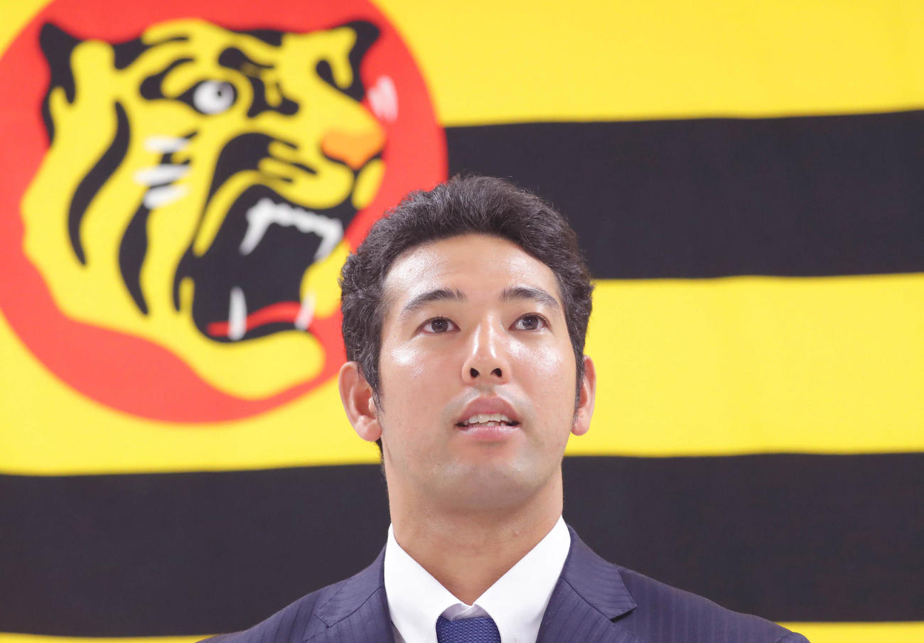 契約更改を終え、会見する阪神加治屋蓮（代表撮影）