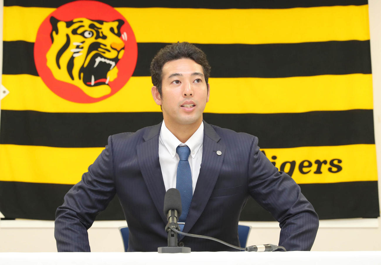契約更改を終え、会見する阪神加治屋蓮（代表撮影）