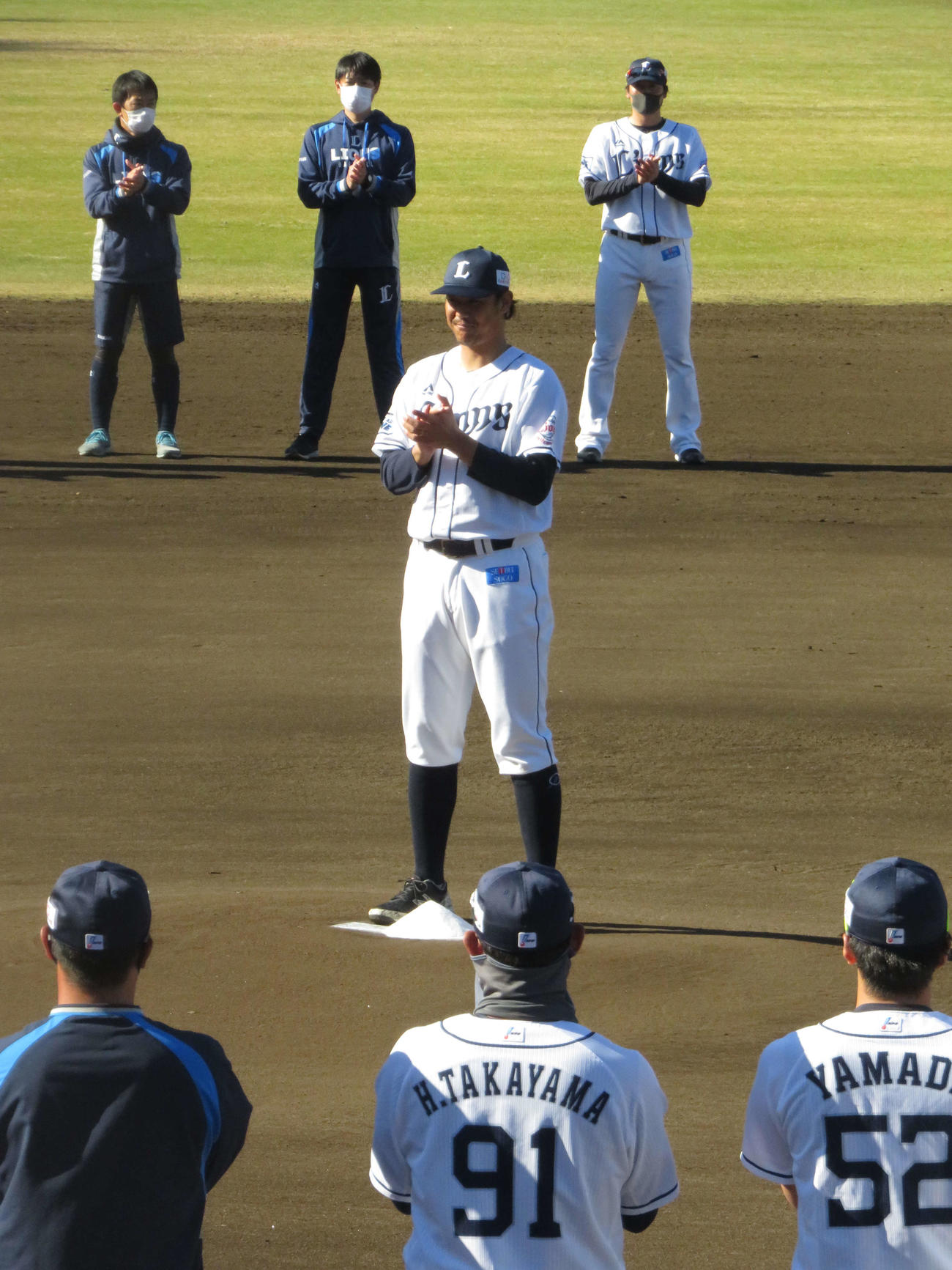 秋季練習最終日に手締めをする西武の選手会長・高橋（中央）