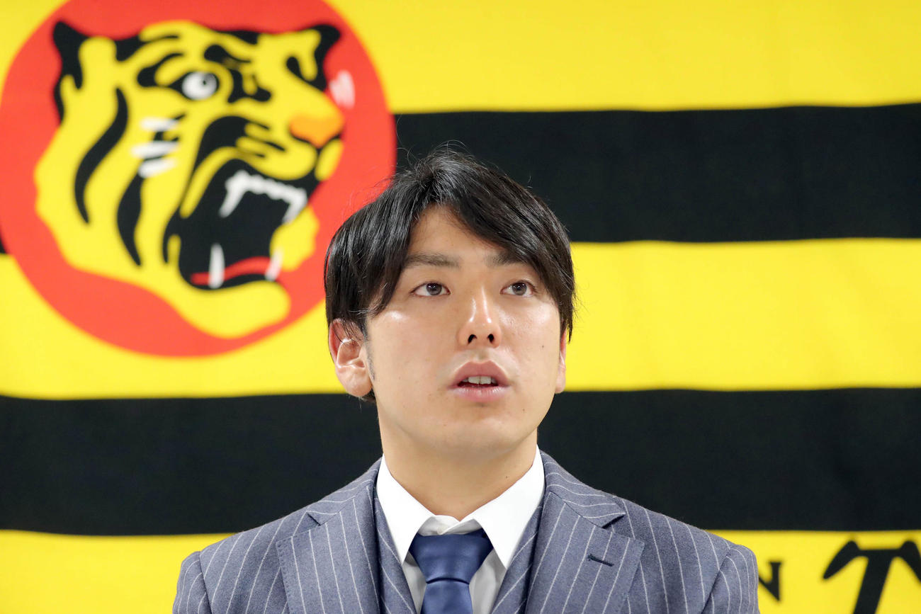 契約更改を終え、会見する小川一平（代表撮影）