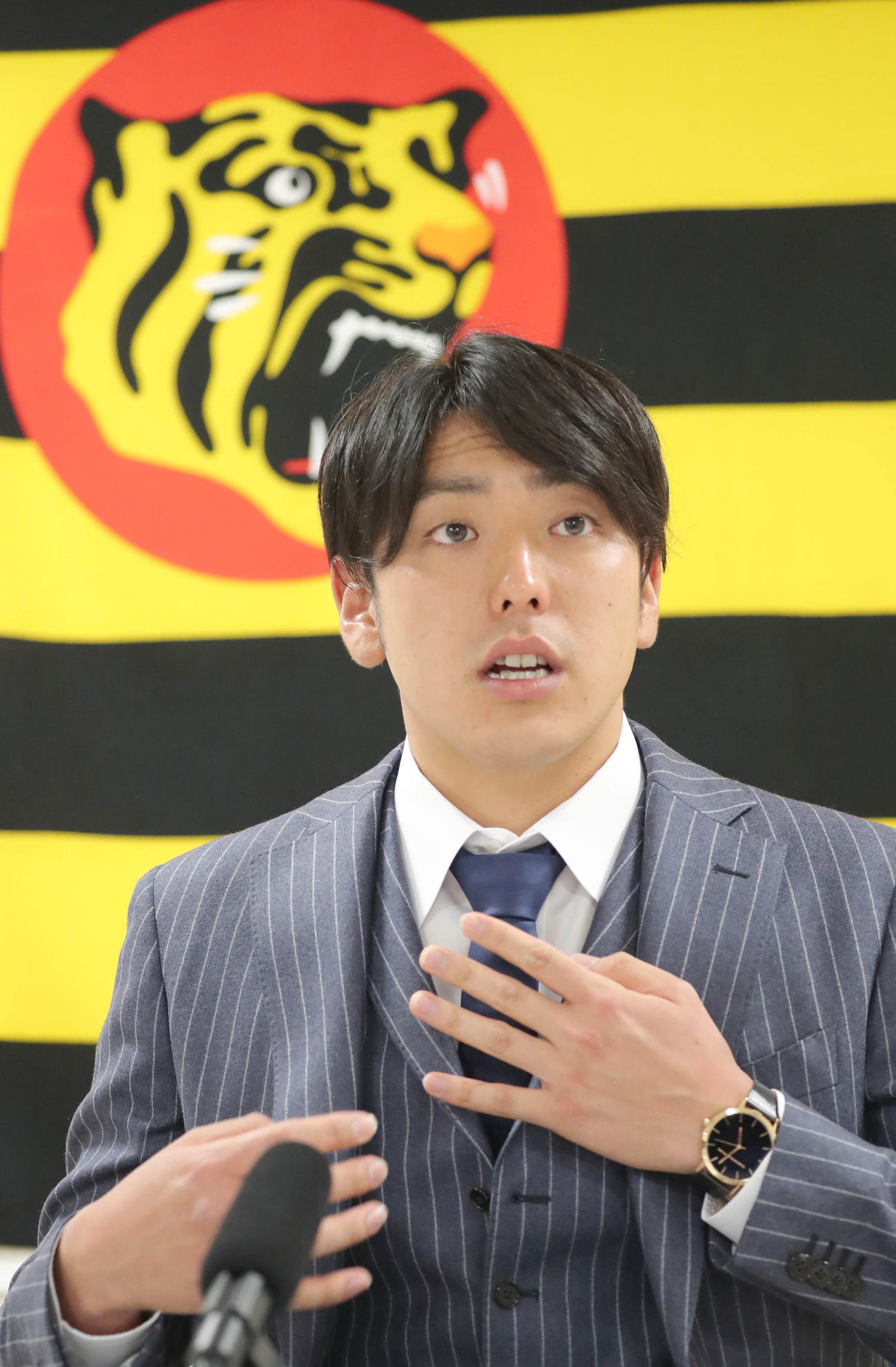 契約更改を終え、会見する小川一平（代表撮影）