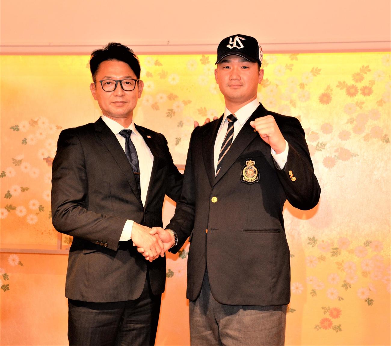 仮契約を結んだヤクルトのドラフト1位の法大・山下（右）は橿渕スカウトデスクとがっちり握手（撮影・鈴木正章）