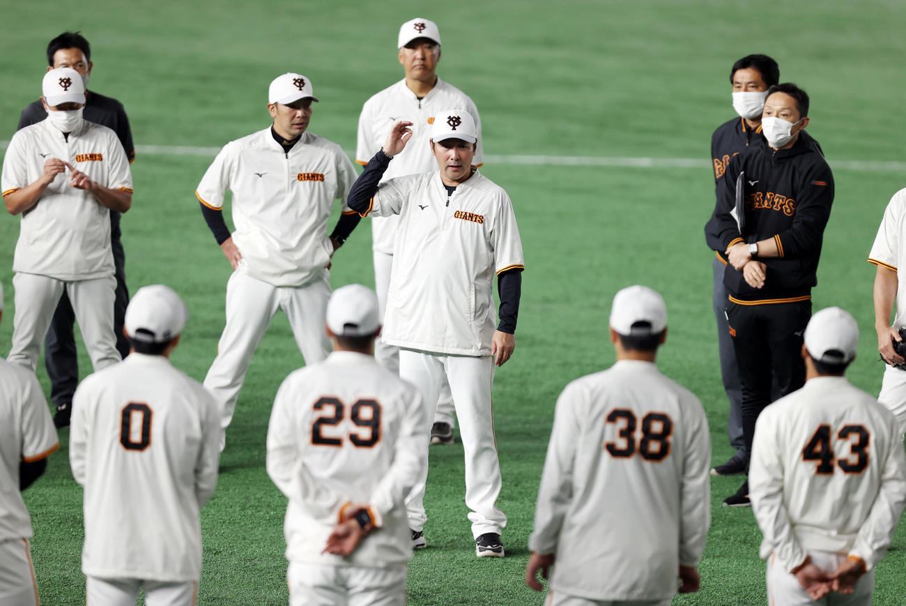 東京ドームでの全体練習で選手を集め、話をする元木ヘッドコーチ（中央）（2021年10月31日撮影）