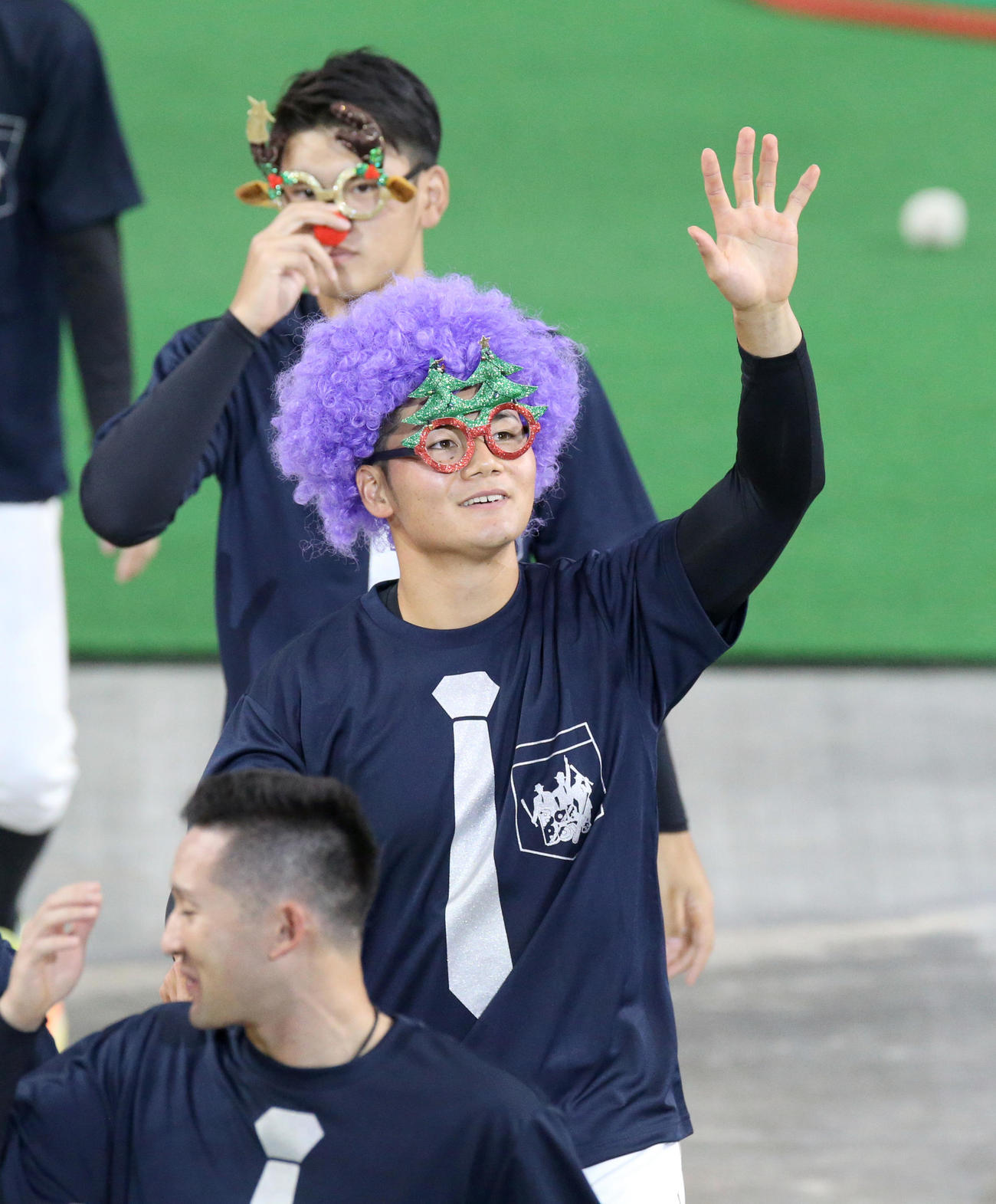ファンフェスティバル2021でかぶり物をつけて笑顔で手をふる日本ハム清宮（撮影・佐藤翔太）