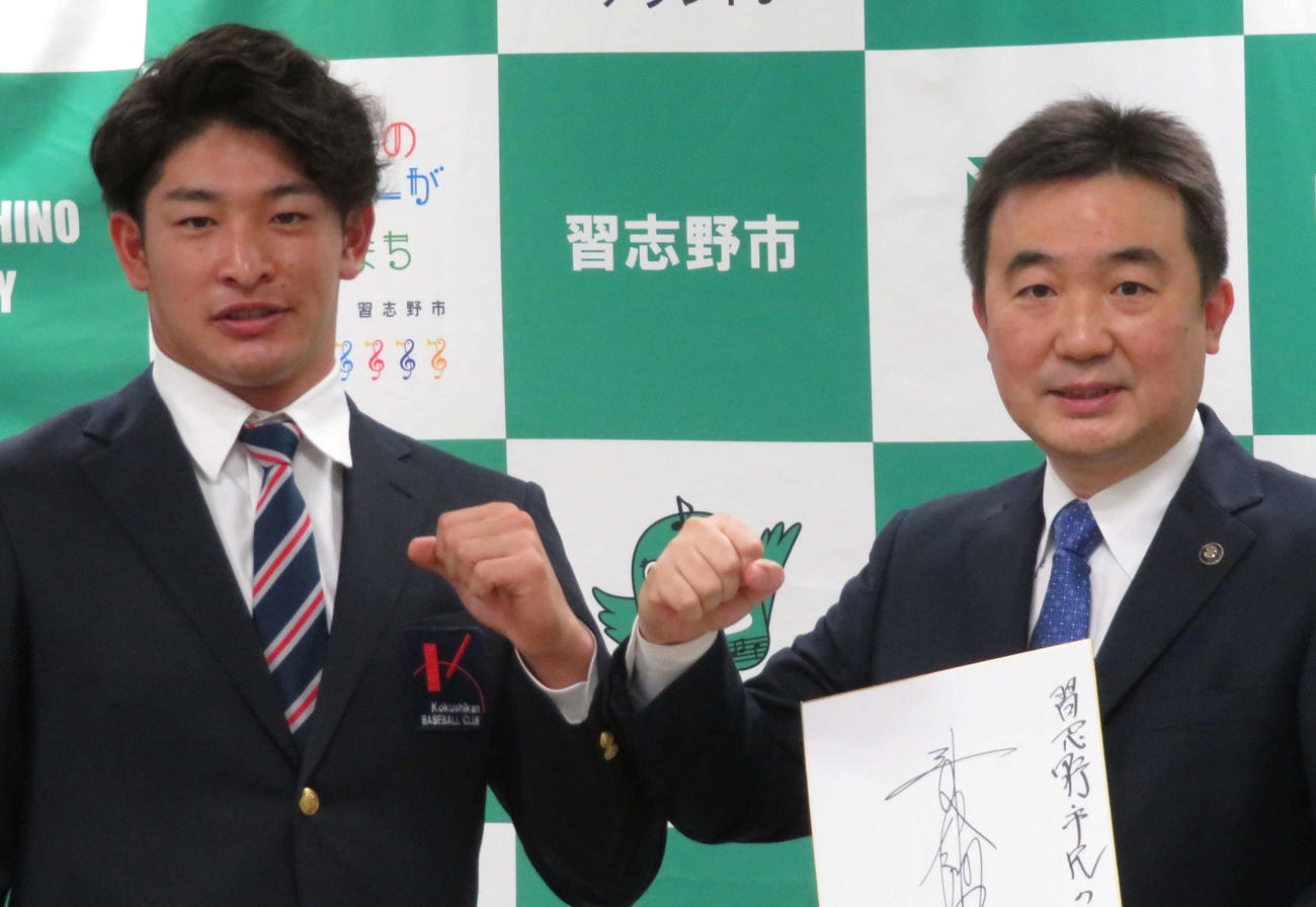 ロッテのドラフト2位池田（左）と習志野市・宮本市長（撮影・金子真仁）
