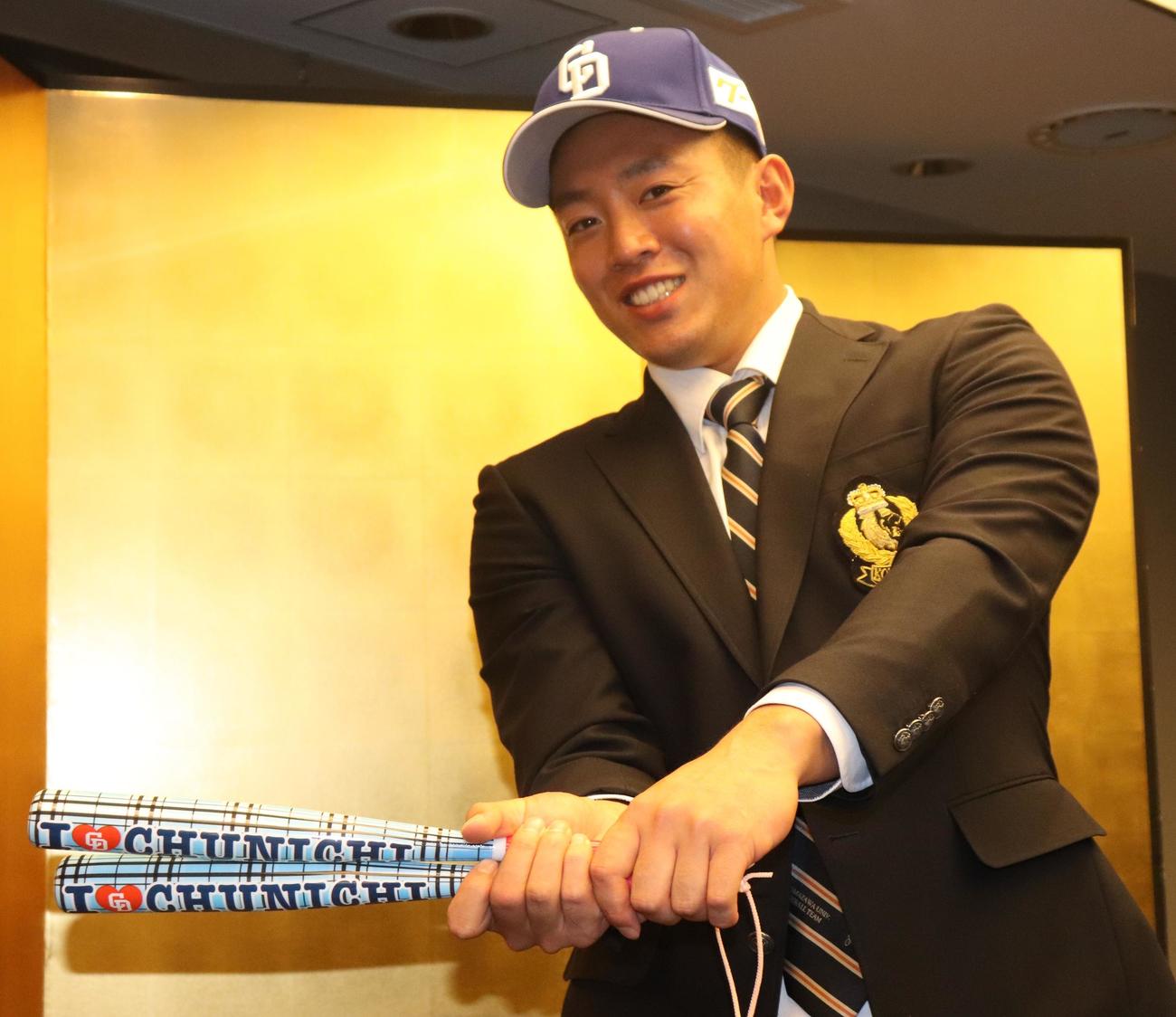 仮契約を終え、笑顔でポーズを決める中日2位指名の駒大・鵜飼（撮影・阿部泰斉）