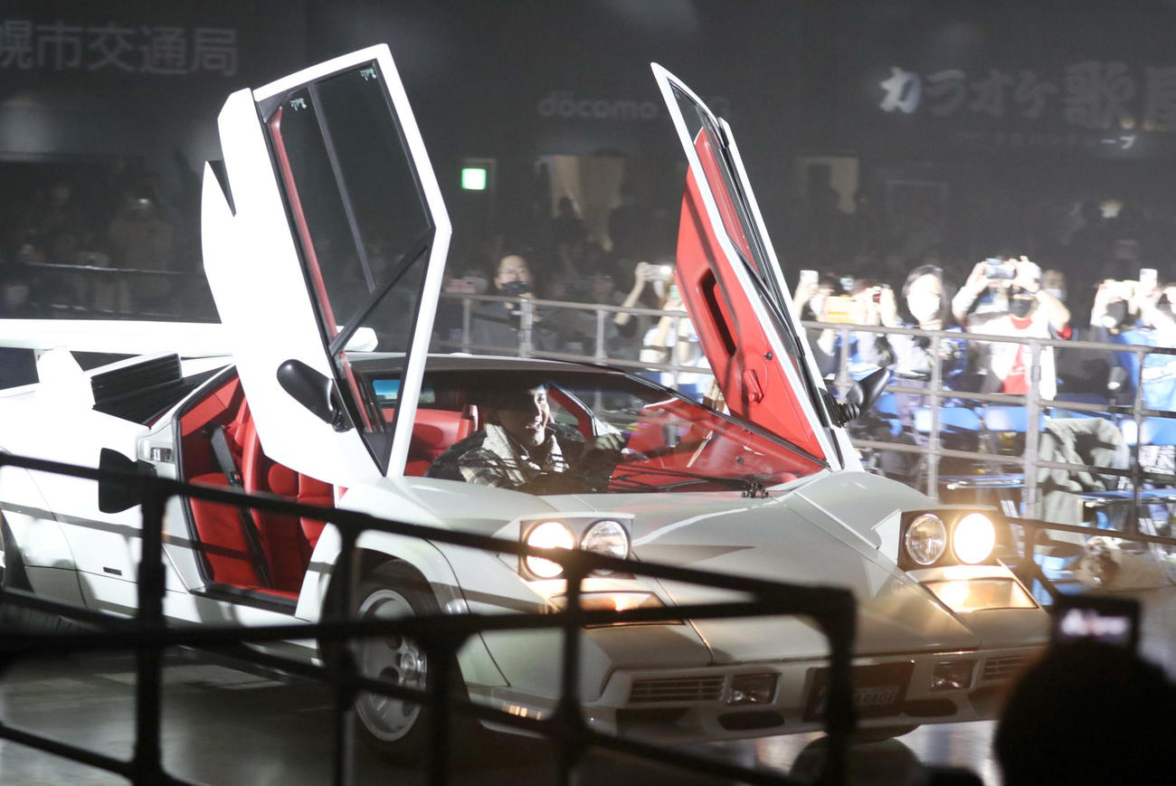 ランボルギーニ・カウンタックを運転し登場した新庄監督（撮影・黒川智章）