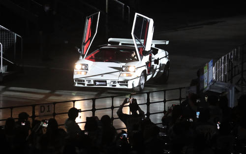 ランボルギーニ・カウンタックで登場する日本ハム新庄監督(撮影・佐藤翔太)