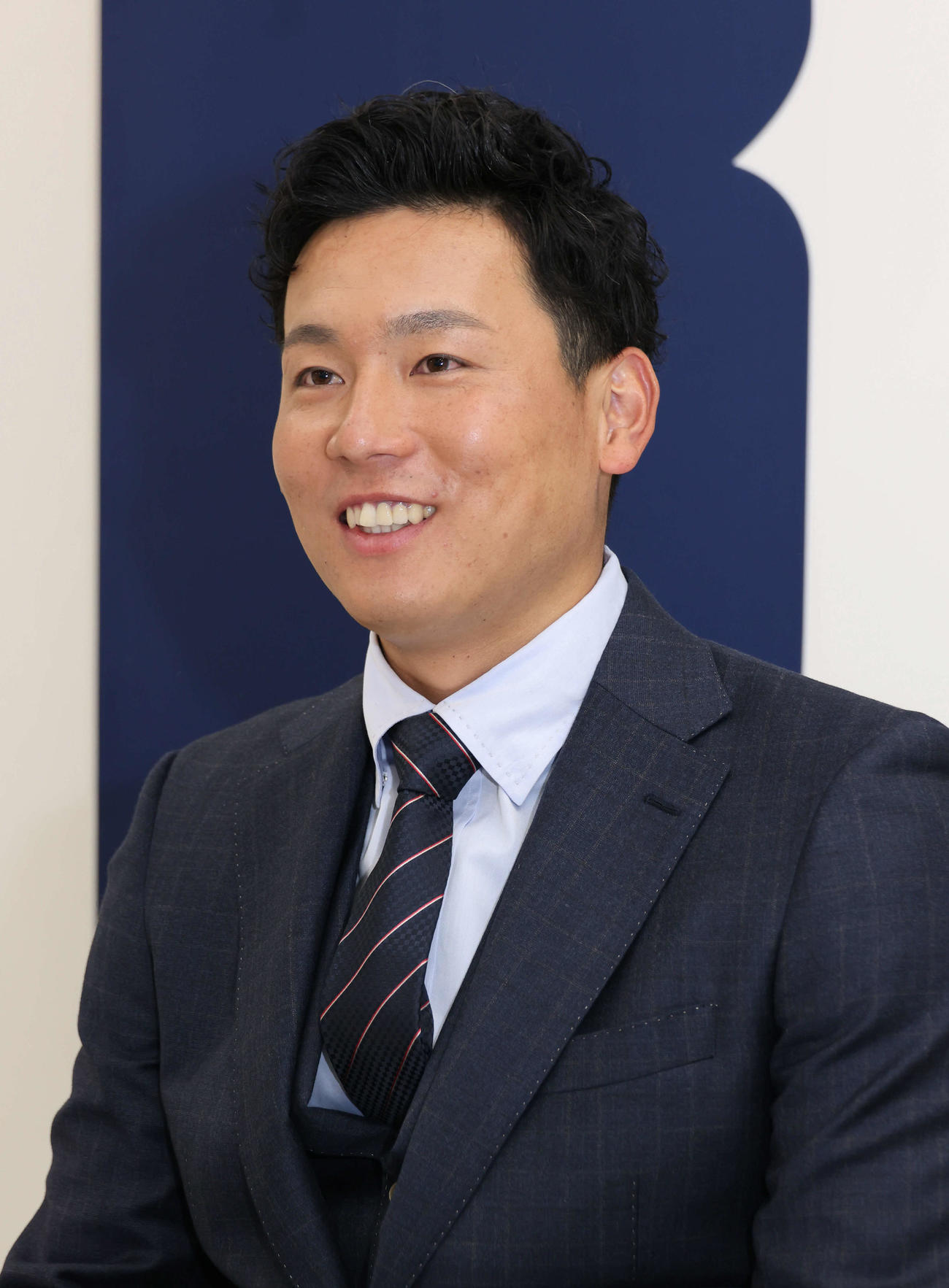 推定5,300万円で契約更改をし、会見する広島栗林（撮影・加藤孝規）