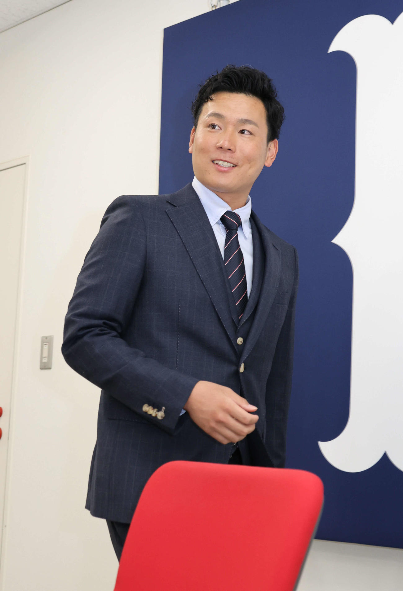 推定5300万円で契約更改をし、会見する広島栗林（撮影・加藤孝規）
