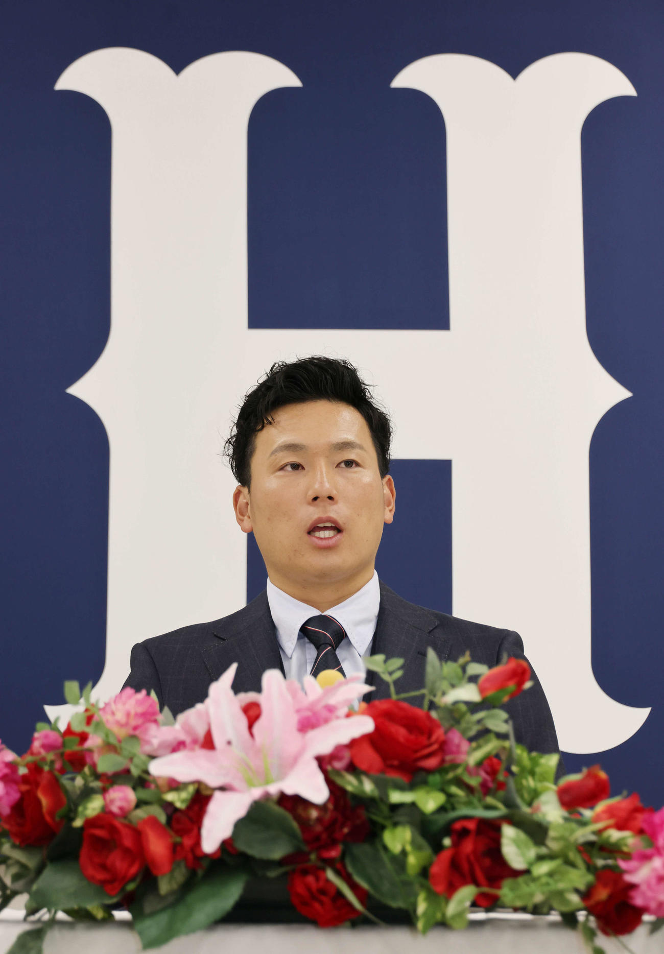 推定5,300万円で契約更改をし、会見する広島栗林（撮影・加藤孝規）