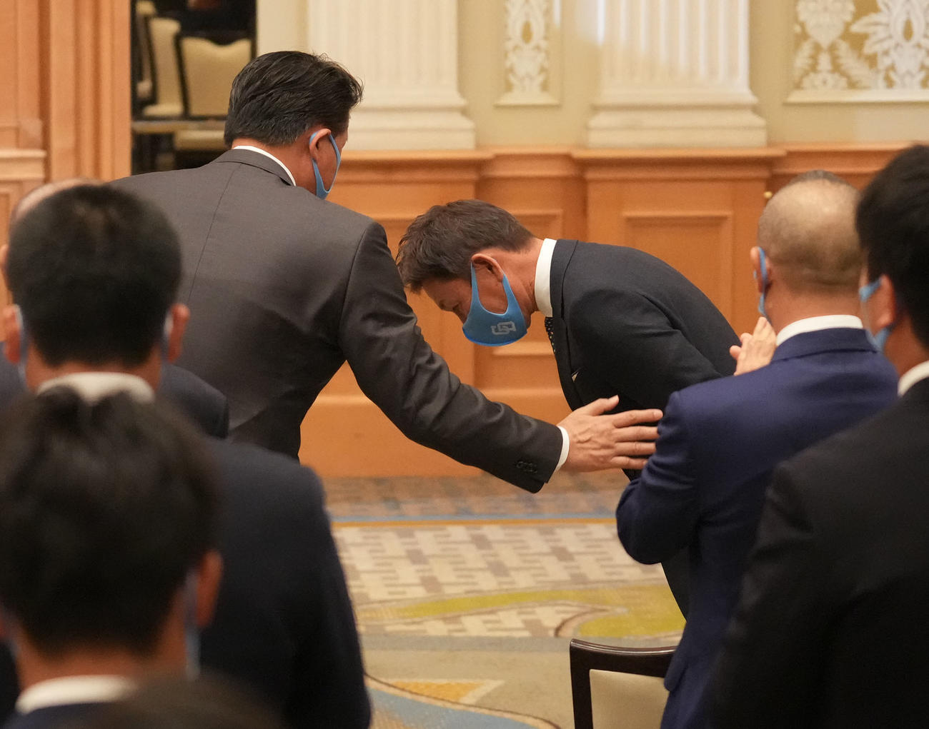 中日納会　納会に出席し言葉を交わした与田球団エグゼクティブ・アドバイザー（左）と立浪監督（右）（撮影・森本幸一）
