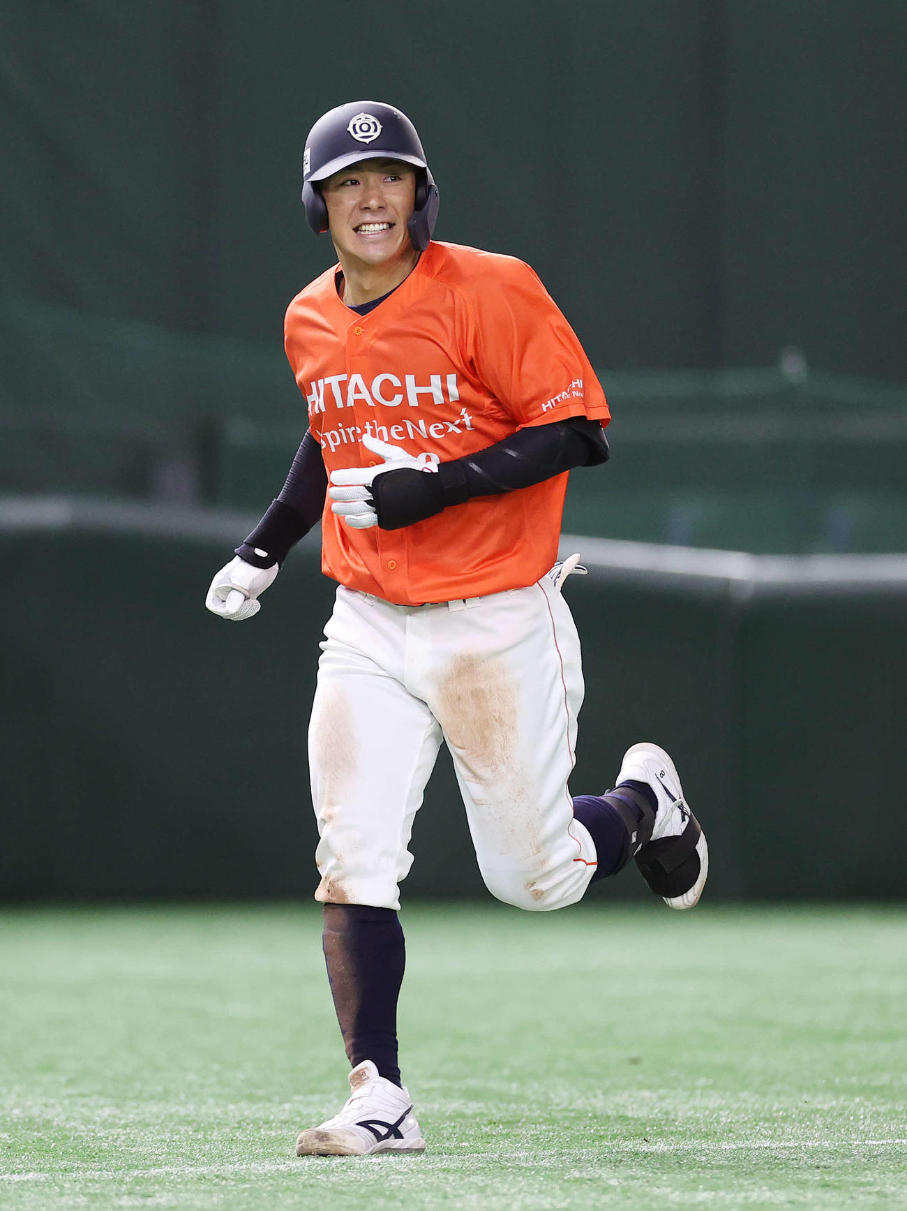 日立製作所対ヤマハ　5回表日立製作所2死三塁、豊田は右越え本塁打を放ち笑顔を見せる（撮影・鈴木正人）