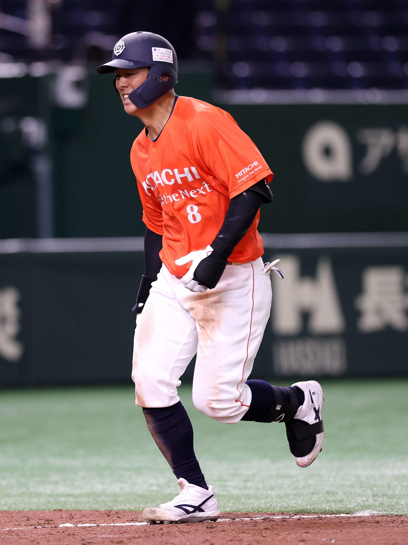 日立製作所対ヤマハ　5回表日立製作所2死三塁、豊田は右越え本塁打を放ち足をつりながら生還する（撮影・鈴木正人）