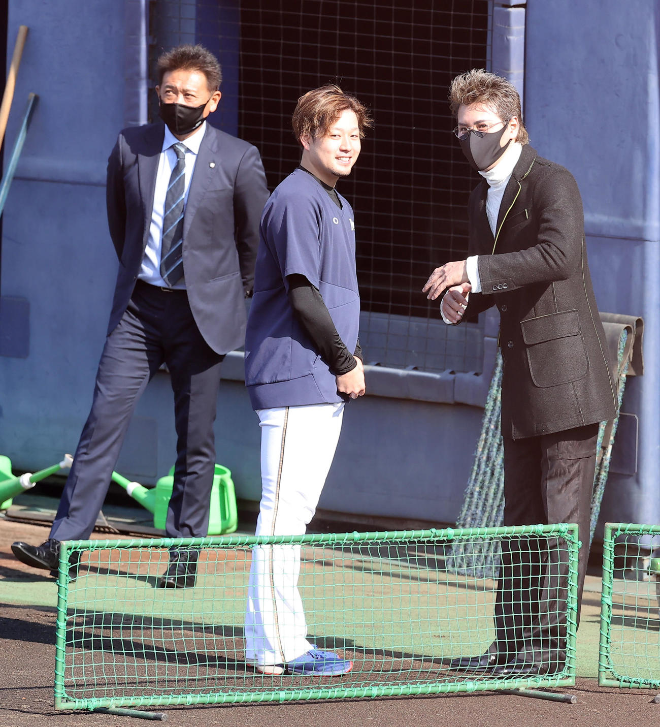 視察に訪れた日本ハム新庄監督（右）と笑顔で言葉を交わす堀（中央）。左は林ヘッドコーチ（2021年11月20日撮影）