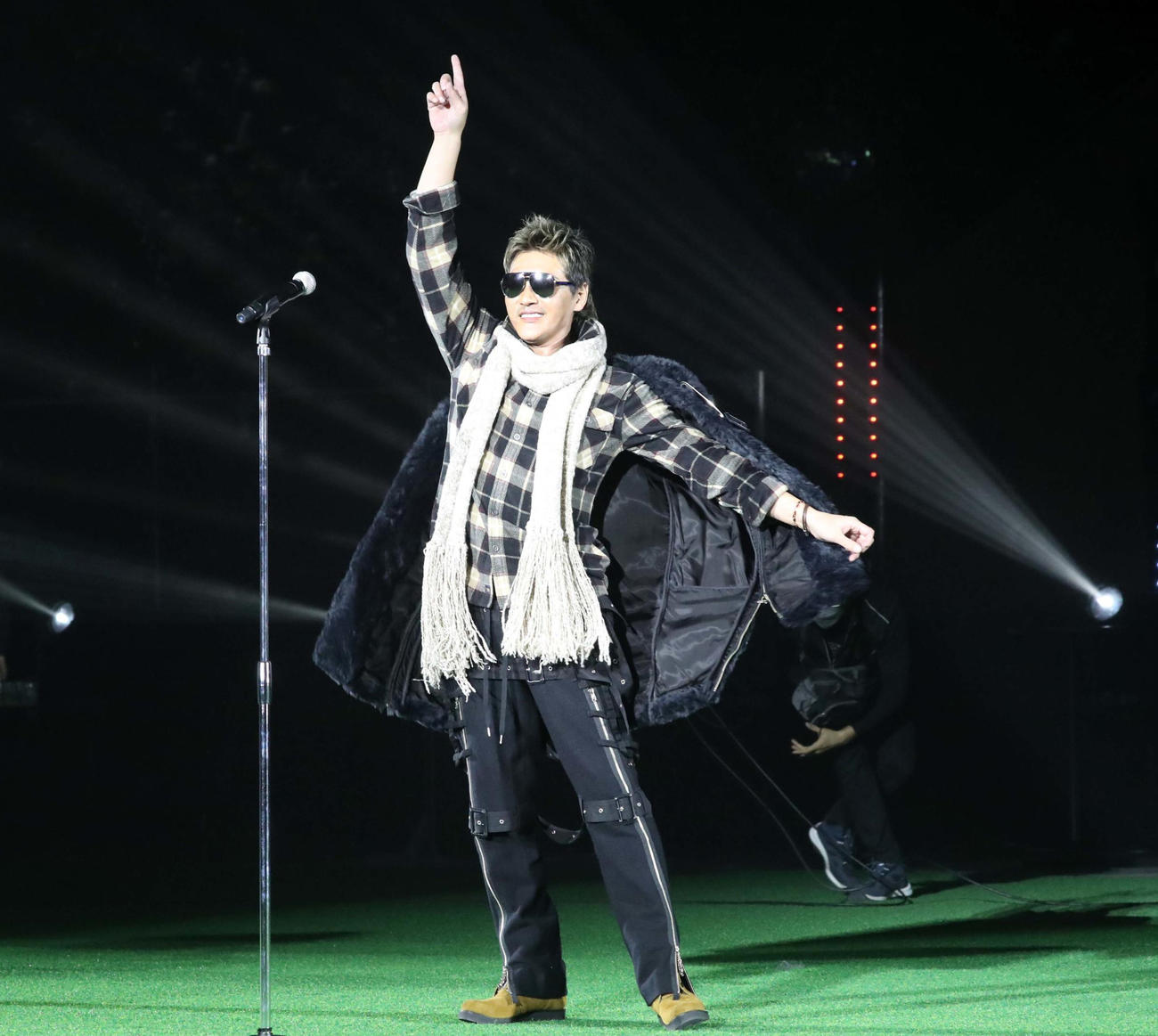 観客に向かって手を挙げあいさつする新庄監督（撮影・黒川智章）
