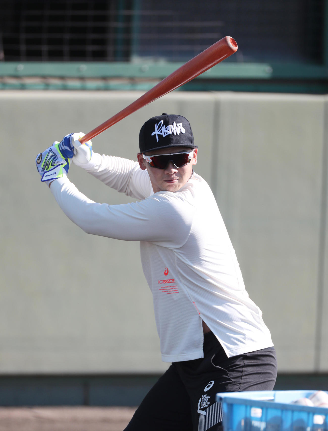 ＜阪神自主トレ＞ロングティーをする井上広大＝鳴尾浜（代表撮影）