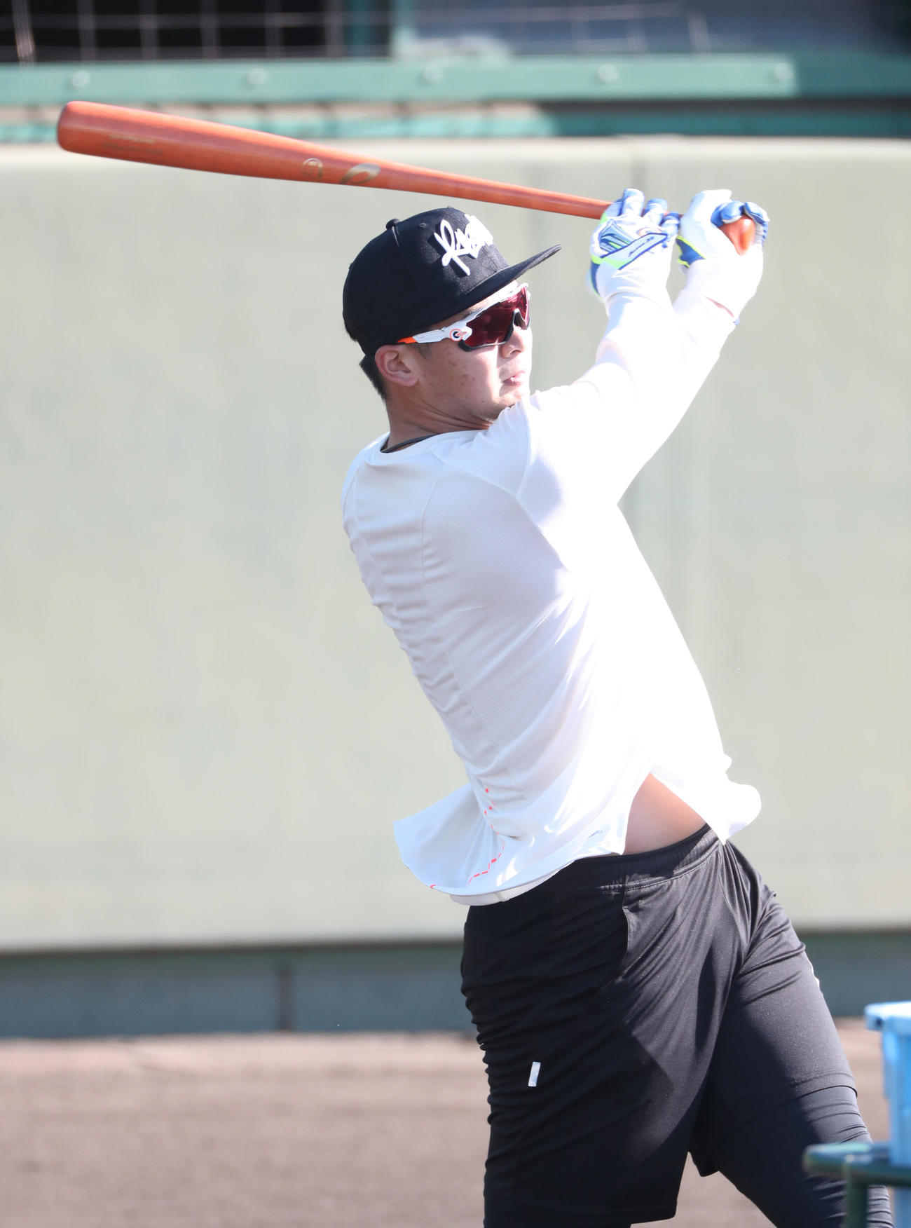 ＜阪神自主トレ＞ロングティーをする井上広大＝鳴尾浜（代表撮影）