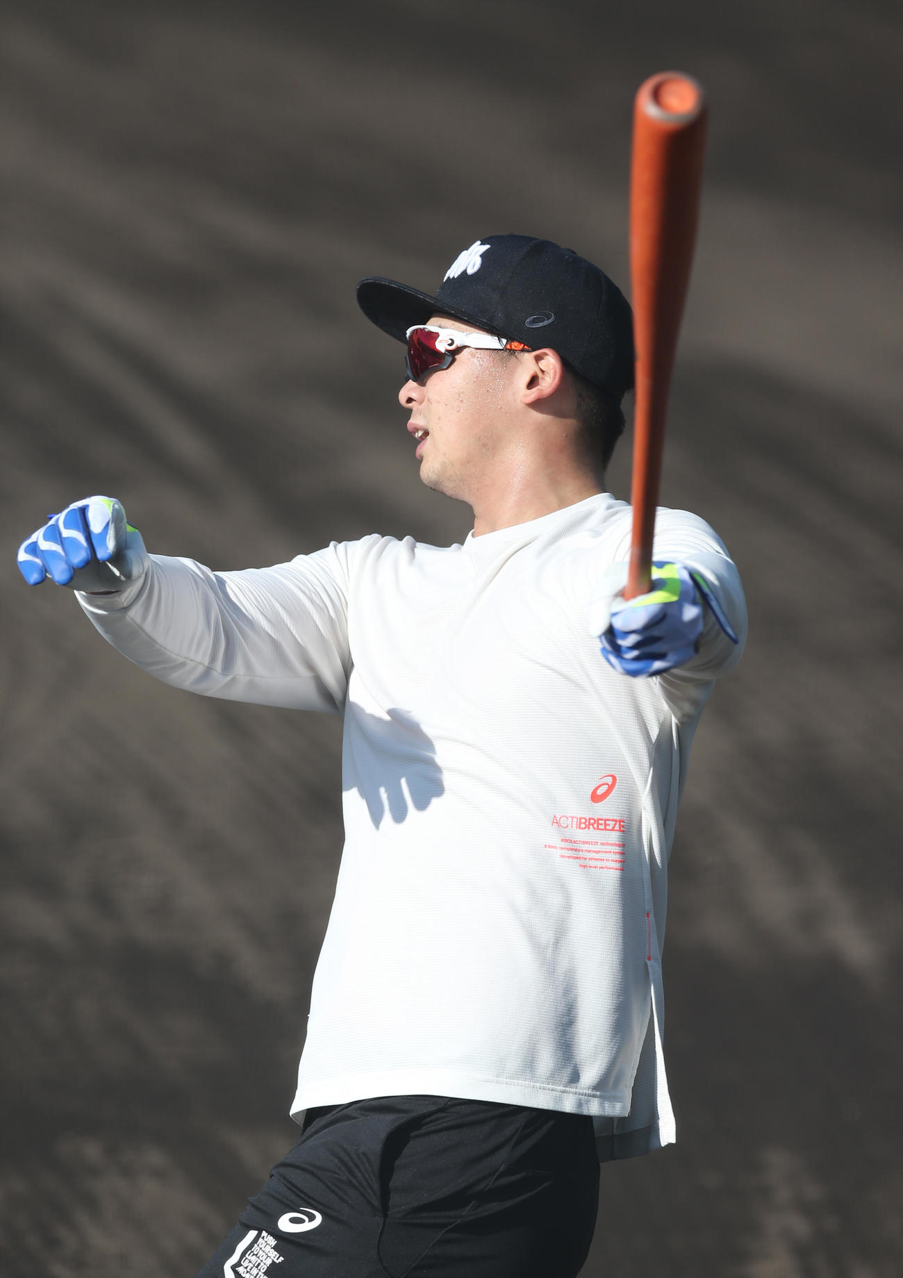 ＜阪神自主トレ＞ロングティーをする井上広大＝鳴尾浜（代表撮影）
