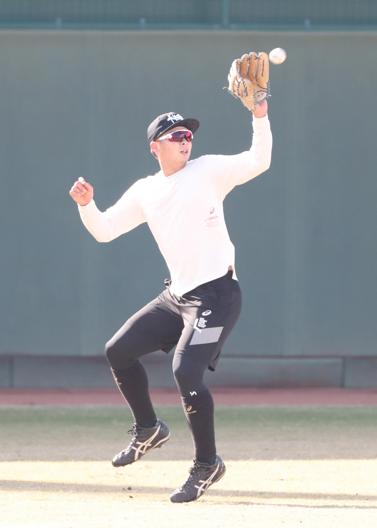 ＜阪神自主トレ＞外野ノックを受ける井上広大＝鳴尾浜（代表撮影）