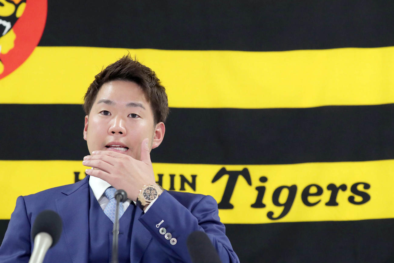 現状維持で契約更改を終えた西勇（代表撮影）