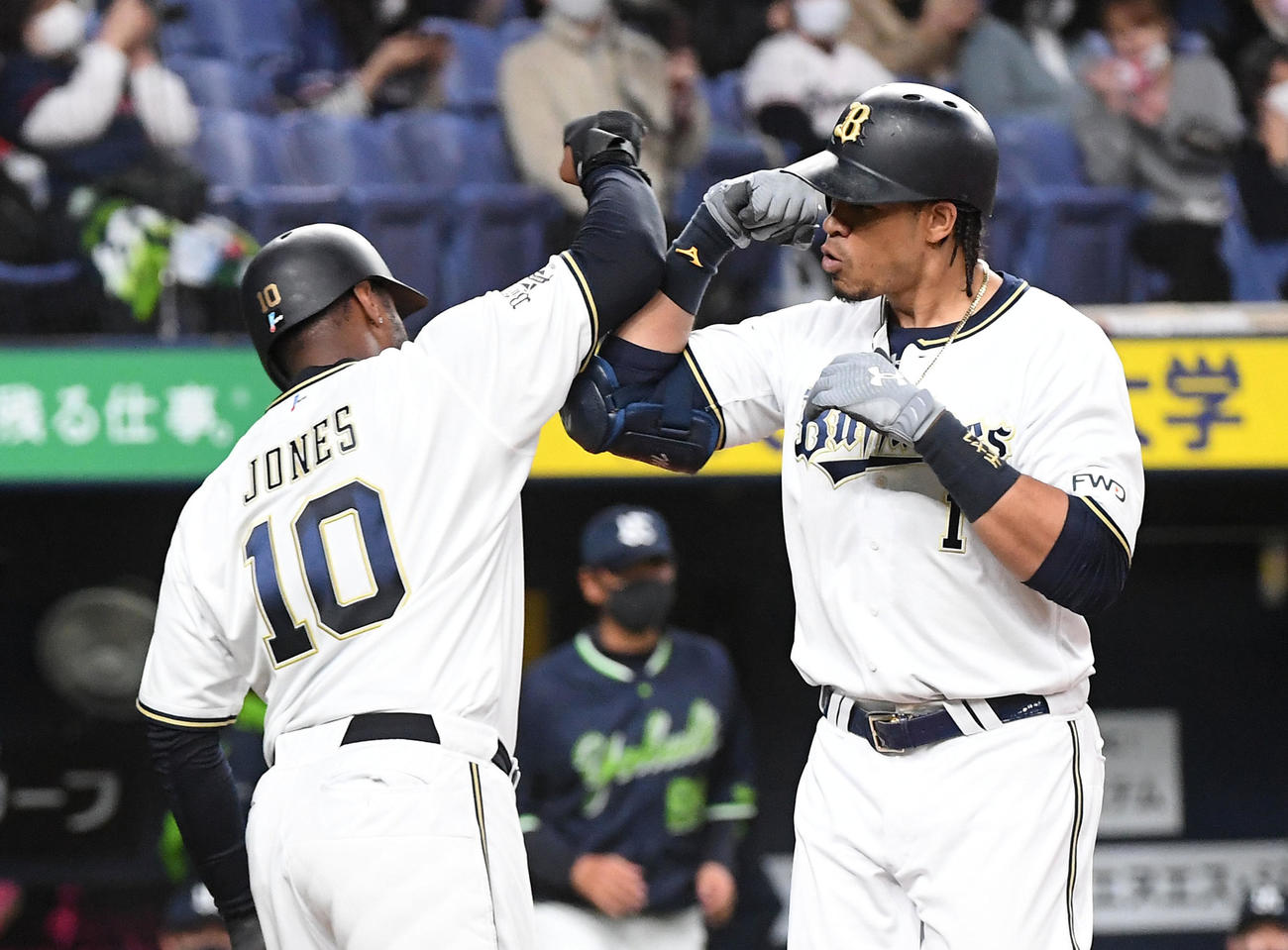 オリックス対ヤクルト　2回裏オリックス2死二塁、モヤ（右）は中越え2点本塁打を放ちジョーンズの出迎えを受ける（2021年3月10日撮影）