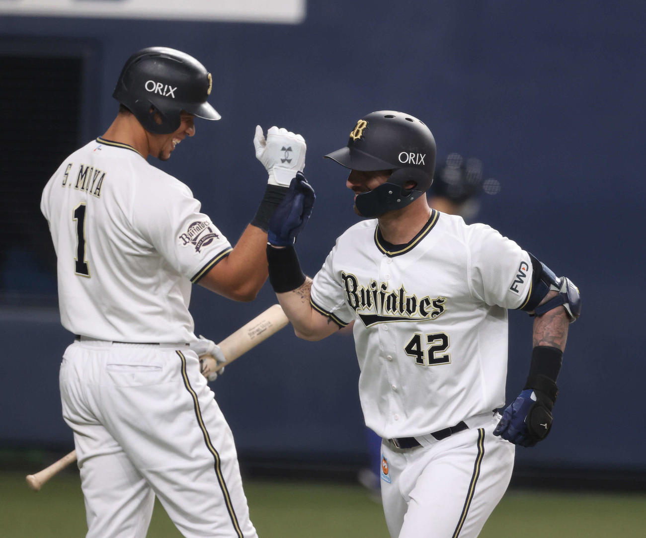 1回裏白組2死　オリックスのラベロ（右）は先制本塁打を放ちモヤに迎えられる（2021年11月2日撮影）