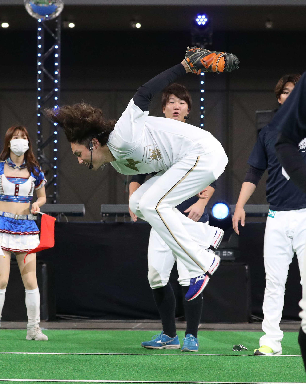 ゲームで背面キャッチを成功させる伊藤（撮影・黒川智章）