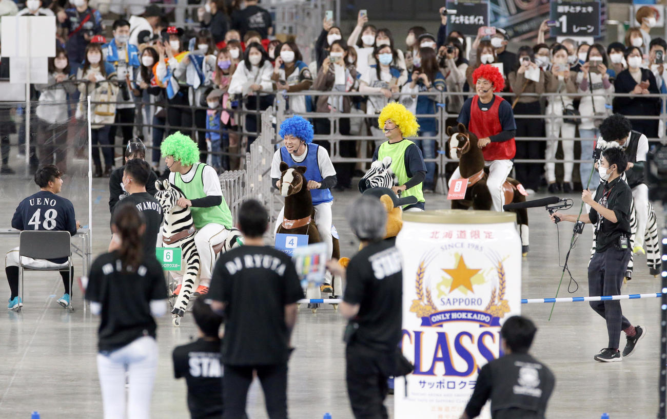レースゲームで盛り上がる日本ハムファンフェスティバル2021（撮影・佐藤翔太）