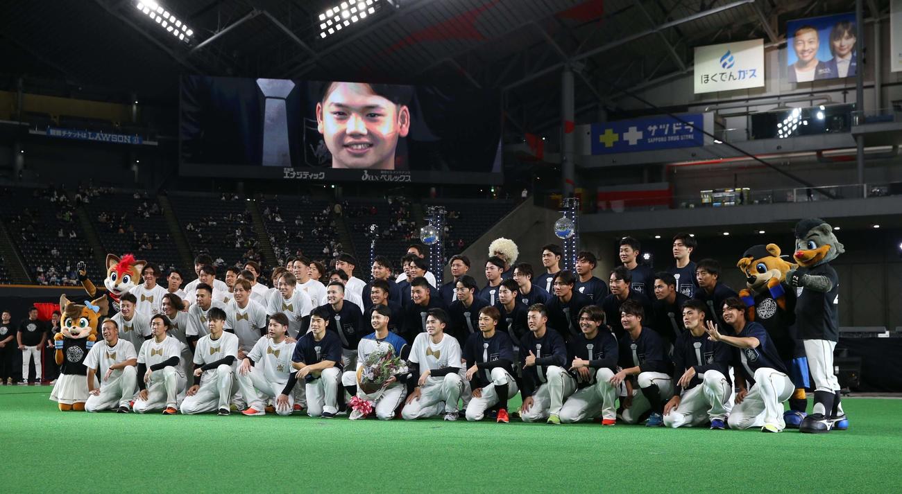 引退した谷口を中心に記念撮影する日本ハムナイン（撮影・黒川智章）