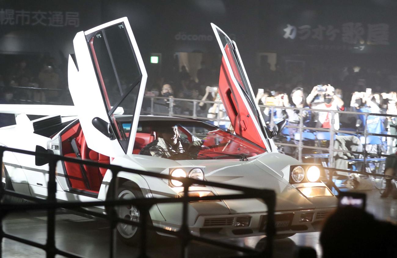 ランボルギーニ・カウンタックを運転し登場した新庄監督（撮影・黒川智章）