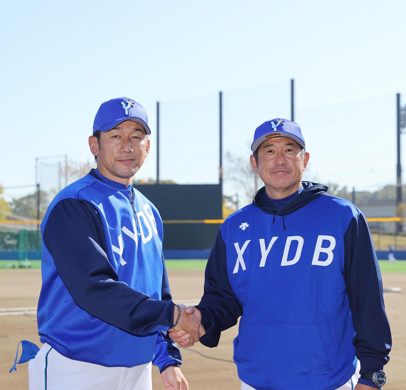 DeNA三浦監督（左）と笑顔で写真に納まる石井コーチ（2021年11月15日）