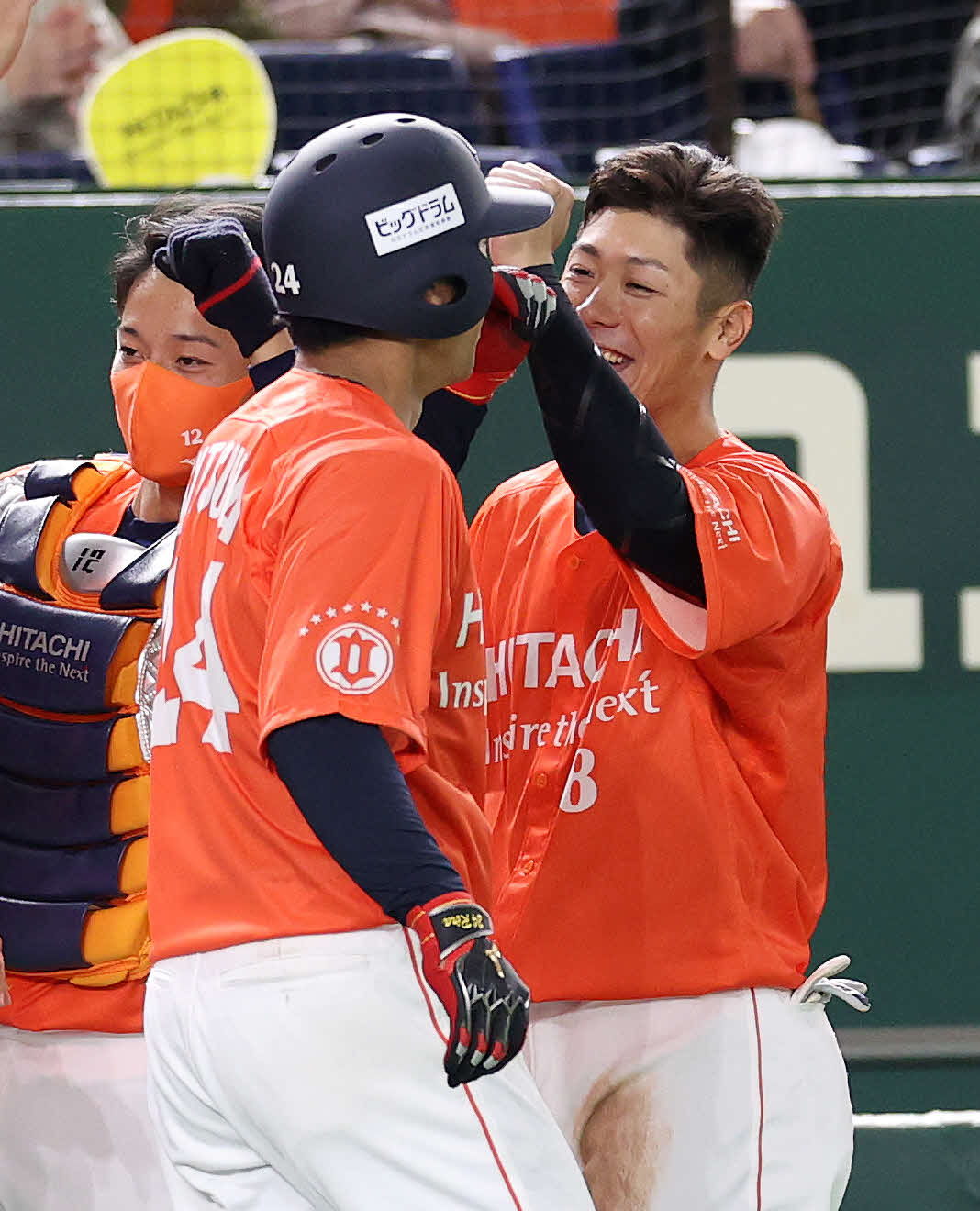 日立製作所対ヤマハ　4回表日立製作所無死、大塚（左）の右越え本塁打を喜び迎える豊田（撮影・鈴木正人）