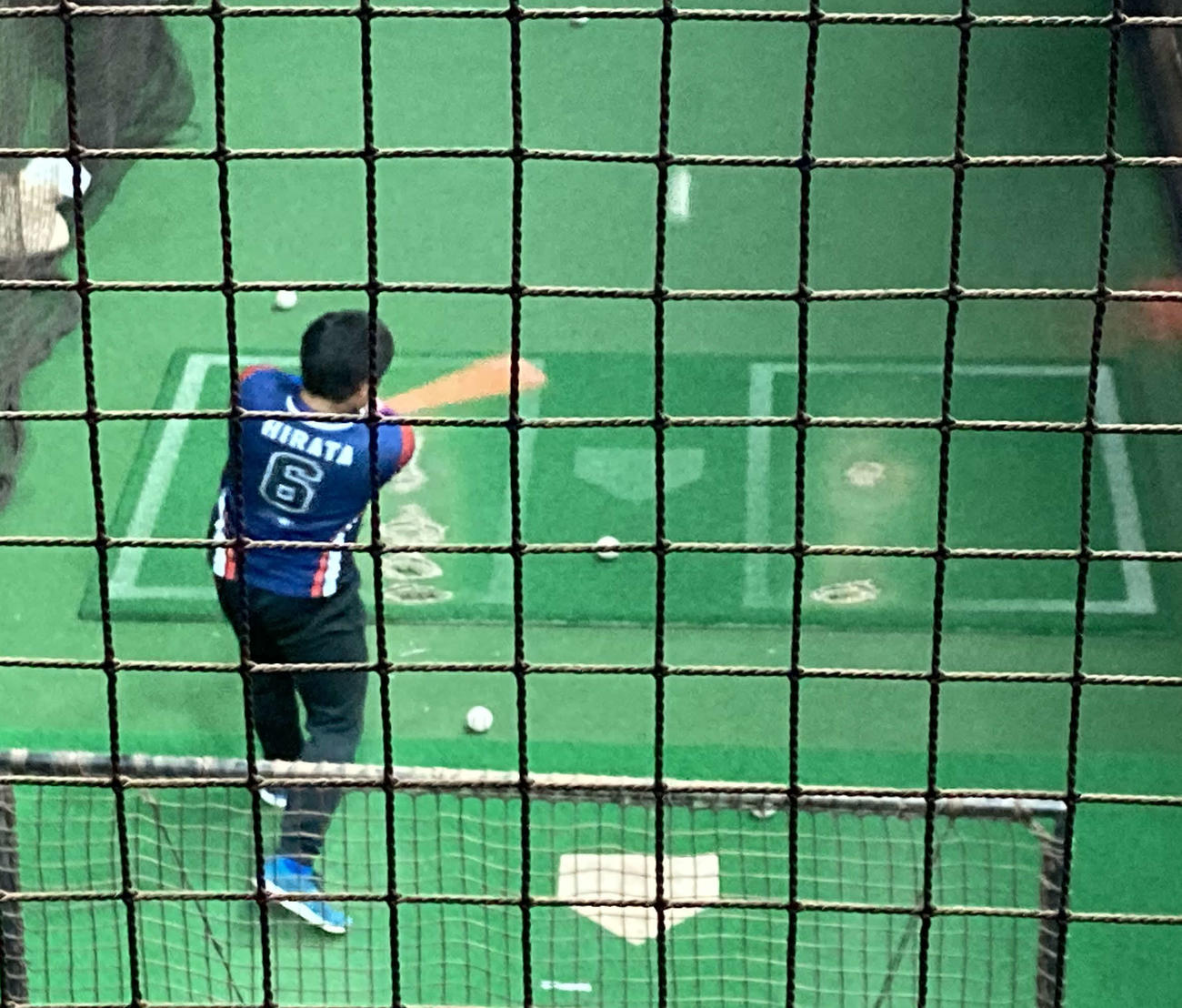 ナゴヤ球場屋内で打撃練習をする中日平田