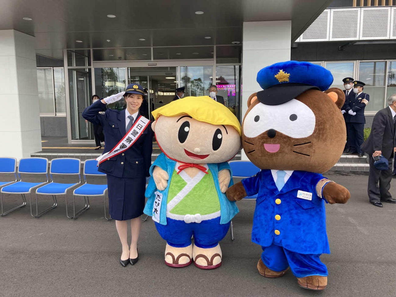滋賀・草津警察署で一日警察署長を務めた阪神タイガースWomen高塚南海外野手（左）と草津市のマスコットキャラクターたび丸（中央）、滋賀県警マスコットのけいたくん（阪神タイガースWomen提供）