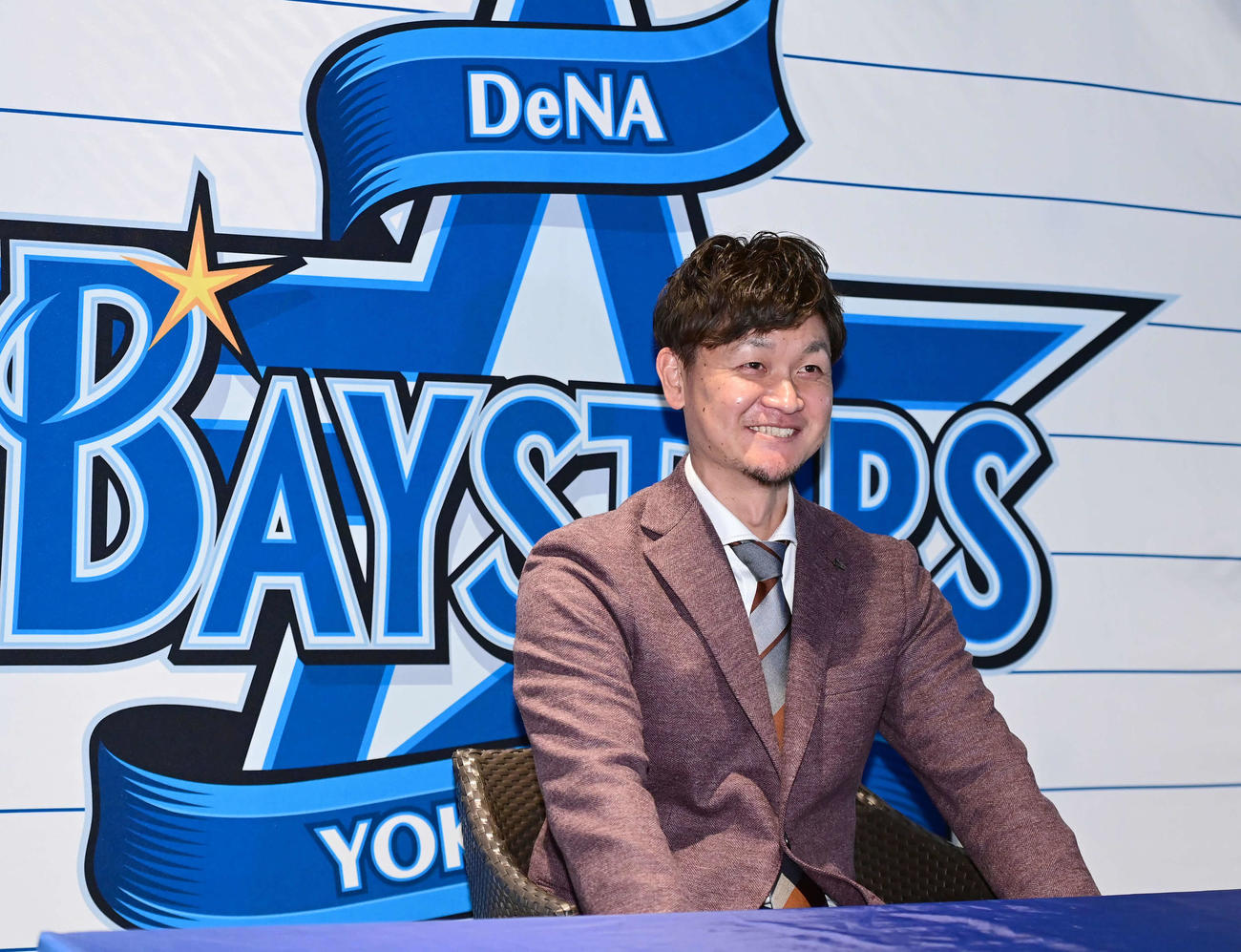 今季取得した海外FA権を行使し新たに球団と2年契約を結び会見に臨むDeNA大和（撮影・小沢裕）