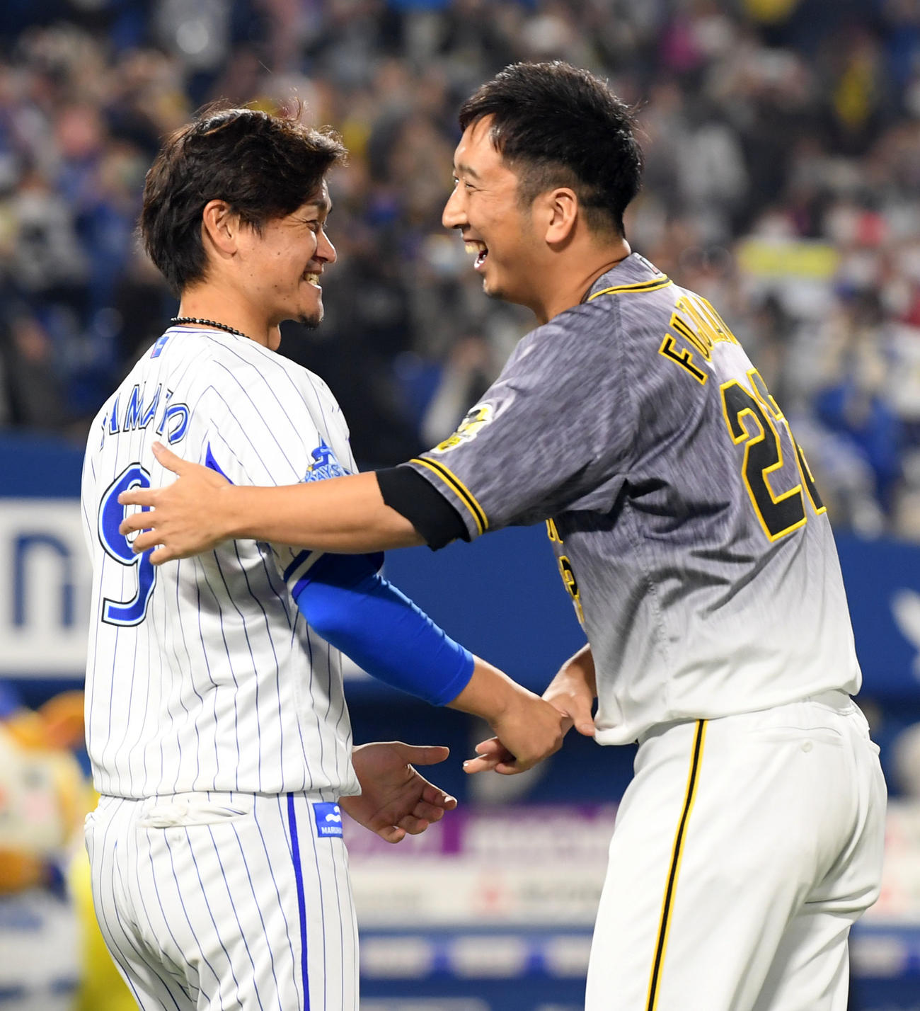 試合後、笑顔で阪神藤川（右）と握手を交わすDeNA大和（2020年11月1日撮影）