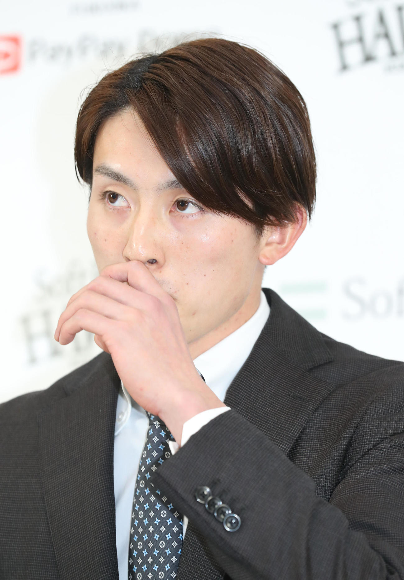 ダウン提示で契約更改を終えた周東佑京は会見で話をする（撮影・梅根麻紀）
